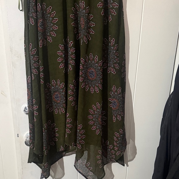 Doe & Rae Asymmetrical Dress in Dark Green with Floral Design - Picture 4 of 8